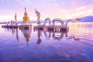 Beyaz Naga heykeli Kwan Phayao, Tayland 'da.