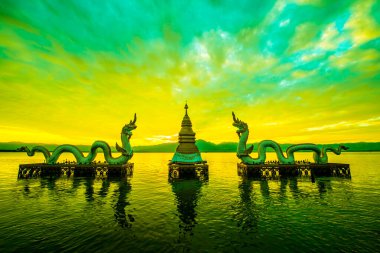 Beyaz Naga heykeli Kwan Phayao, Tayland 'da.