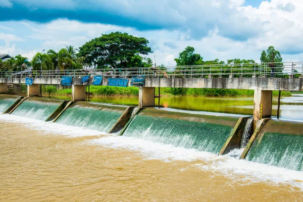 Weir, Tayland 'ın Lampang bölgesinde..