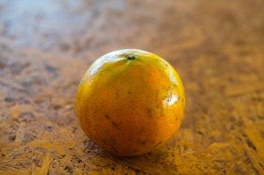 Tahta masada bir portakal, Tayland