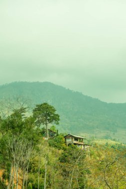 Tayland Phulangka Ulusal Parkı 'nda Dağ Manzaralı Küçük Ev.