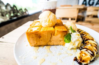 Dondurma ve beyaz tabak, Tayland