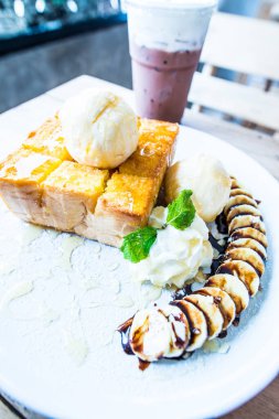 Dondurma ve beyaz tabak, Tayland