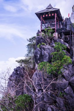 Tayland 'ın Lampang bölgesindeki mağarada dinlenme evi..