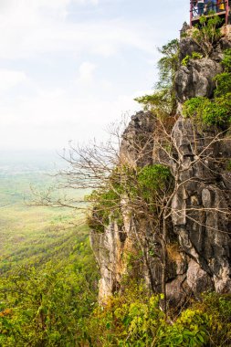 Tayland 'ın Lampang bölgesindeki ağaçlar, mağaralar ve Pan şehri.