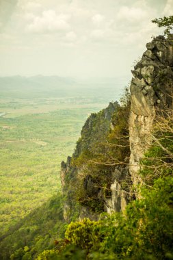 Tayland 'ın Lampang bölgesindeki ağaçlar, mağaralar ve Pan şehri.
