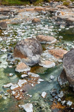 Sıcak su Chae Son 'da akıyor Sıcak kaynak, Tayland.