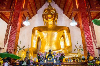 Tayland 'ın Phayao eyaletindeki Si Khom Kham tapınağındaki büyük Buda heykeli.