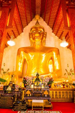 Tayland 'ın Phayao eyaletindeki Si Khom Kham tapınağındaki büyük Buda heykeli.