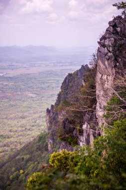 Tayland 'ın Lampang bölgesindeki ağaçlar, mağaralar ve Pan şehri.