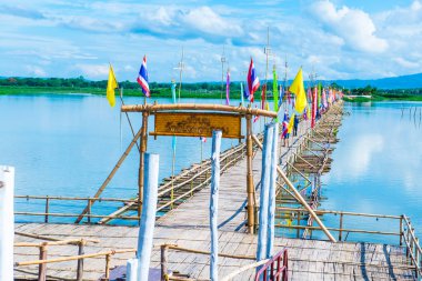 Tayland 'ın Phayao ilindeki göldeki Bambu Köprüsü