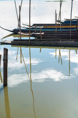 Tayland, Kwan Phayao Gölü 'ndeki yerli Tayland teknesi..