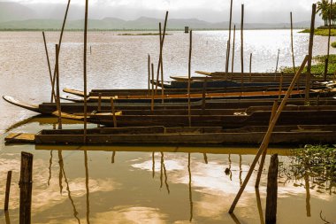 Tayland, Kwan Phayao Gölü 'ndeki yerli Tayland teknesi..