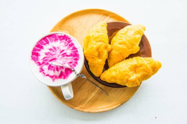 Tayland 'da beyaz masada taze kruvasan ile taze süt.