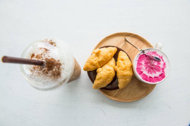 Tayland 'da beyaz masada taze ayçöreği olan içecekler.