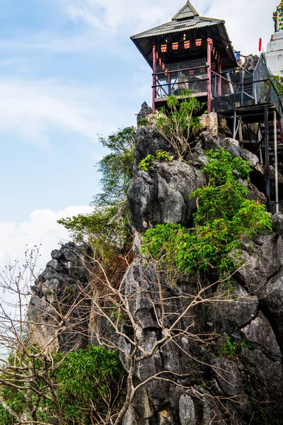 Tayland 'ın Lampang bölgesindeki mağarada dinlenme evi..