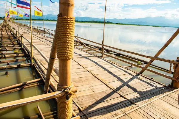 Phayao 'daki Kwan Phayao Gölü' ndeki bambu köprüsü..