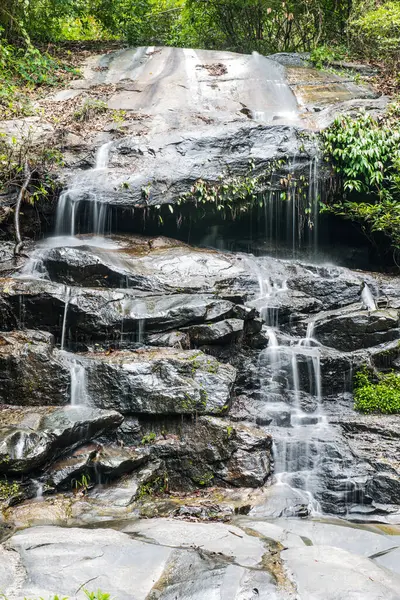 Tayland 'ın Chiangmai eyaletindeki Monthathan şelalesi.