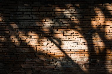 Siyah gölgeli eski tuğla duvar, Tayland.