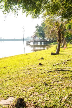 Tayland 'ın Chiangmai ilindeki Huay Tueng Tao gölünün manzara manzarası.