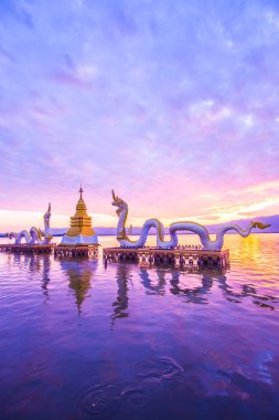 Beyaz Naga heykeli Kwan Phayao, Tayland 'da.