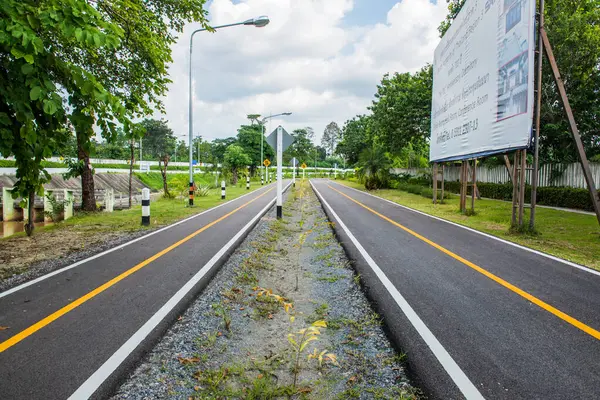 Tayland 'ın Chiangmai şehrinde bisiklet yolu.
