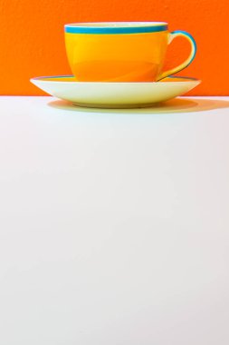 Turuncu duvarlı, beyaz tabanlı sarı kahve fincanı, Tayland.