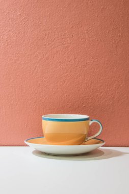 Turuncu duvarlı, beyaz tabanlı sarı kahve fincanı, Tayland.