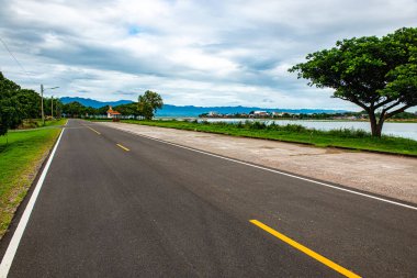 Tayland 'da Kwan Phayao Gölü' nün yanında yol ve koşu pisti.