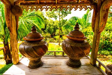 Tayland 'da parkta bir sürahi terracotta..