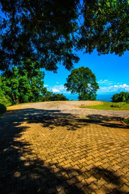 Dağ manzaralı helikopter pisti, Chiang Rai vilayeti..