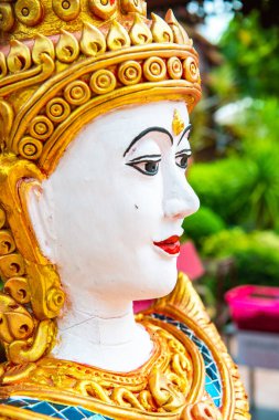 Tayland 'daki Nantaram tapınağında Tayland tarzı melek heykeli.