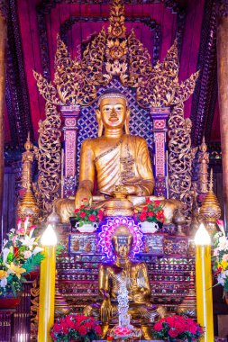 Tayland 'daki Nantaram tapınağındaki eski Buda heykeli..