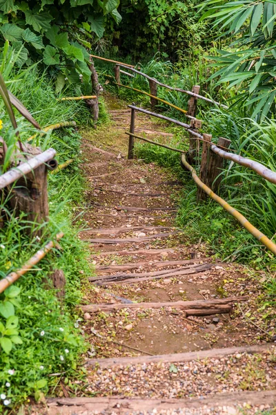 Tayland, Tayland 'da bambu raylı ahşap merdivenler