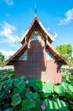 Phuttha Eoen tapınağındaki eski kilise, Tayland.