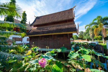 Phuttha Eoen tapınağındaki eski kilise, Tayland.