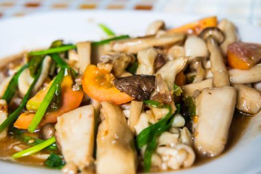 İstiridye sosu, Tayland ile üç mantar karıştırın.