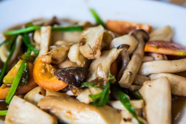 İstiridye sosu, Tayland ile üç mantar karıştırın.