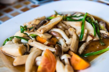 İstiridye sosu, Tayland ile üç mantar karıştırın.