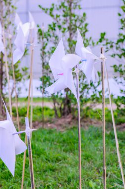 Parktaki Plastik Beyaz Yaban Değirmeni, Chiangmai Eyaleti.