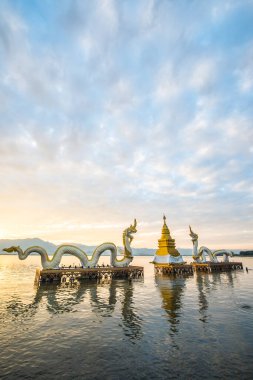 Beyaz Naga heykeli Kwan Phayao, Tayland 'da.