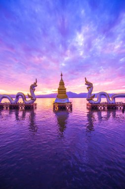 Beyaz Naga heykeli Kwan Phayao, Tayland 'da.