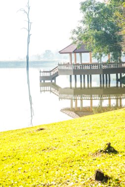 Tayland 'ın Chiangmai ilindeki Huay Tueng Tao gölünün manzara manzarası.