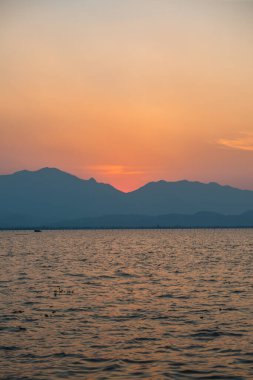 Kwan Phayao Gölü 'nde gün batımı, Tayland.
