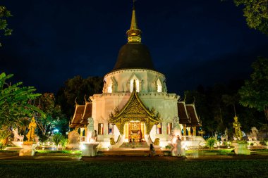 Prabudabath Si Roi Pagoda Alacakaranlık Vakti Darabhirom Manastırı, Tayland.