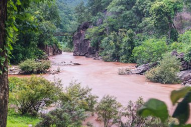 Ob Luang Ulusal Parkı, Tayland 'da nehrin üzerinde küçük bir köprü..