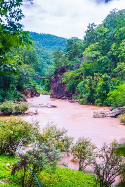 Ob Luang Ulusal Parkı, Tayland 'da nehrin üzerinde küçük bir köprü..