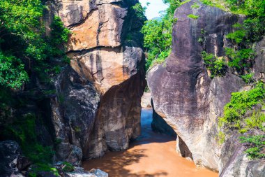 Ob Luang Ulusal Parkı, Tayland 'da nehrin üzerinde küçük bir köprü..