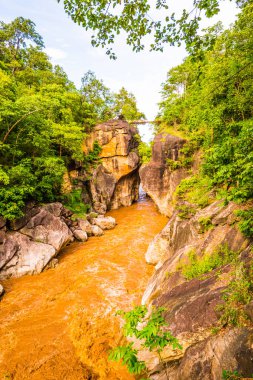 Tayland 'daki Ob Luang Ulusal Parkı' nda büyük uçurumu olan küçük bir köprü..
