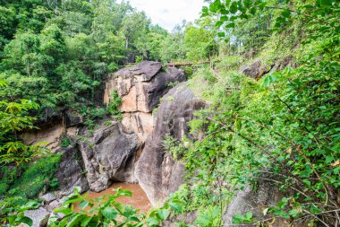 Tayland 'daki Ob Luang Ulusal Parkı' nda büyük uçurumu olan küçük bir köprü..